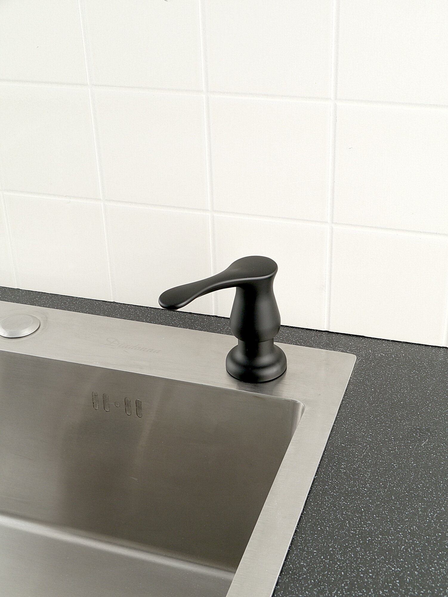 Встраиваемый дозатор Diadonna, для жидкого мыла, нержавеющая сталь/пластик, 26см, чёрный матовый — фото 1