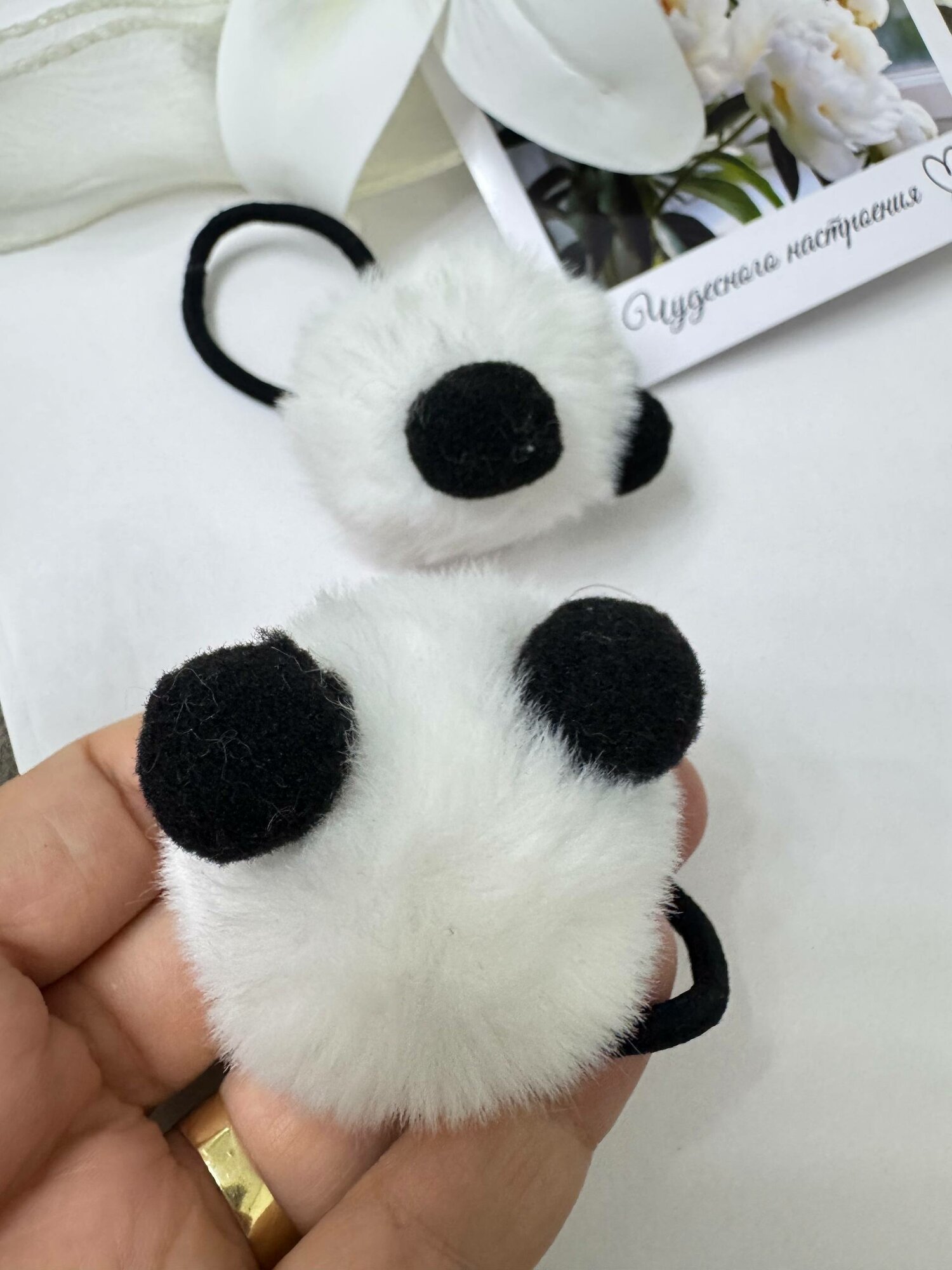 Резинка для волос с пушистыми помпонами серо-чёрного, белый, коричневы цвета