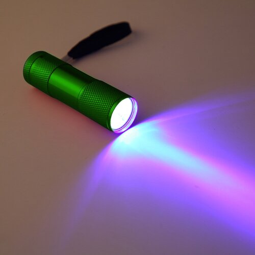 Ультрафиолетовый фонарик 395nm 9LED для обнаружения органики и сушки лака и клея (зеленый) фонарик флуоресцентный светодиодный ультрафиолетовый фонарь флуоресцентный с черным светом 395 нм миниатюрный фонарь с зумом для уф отвер