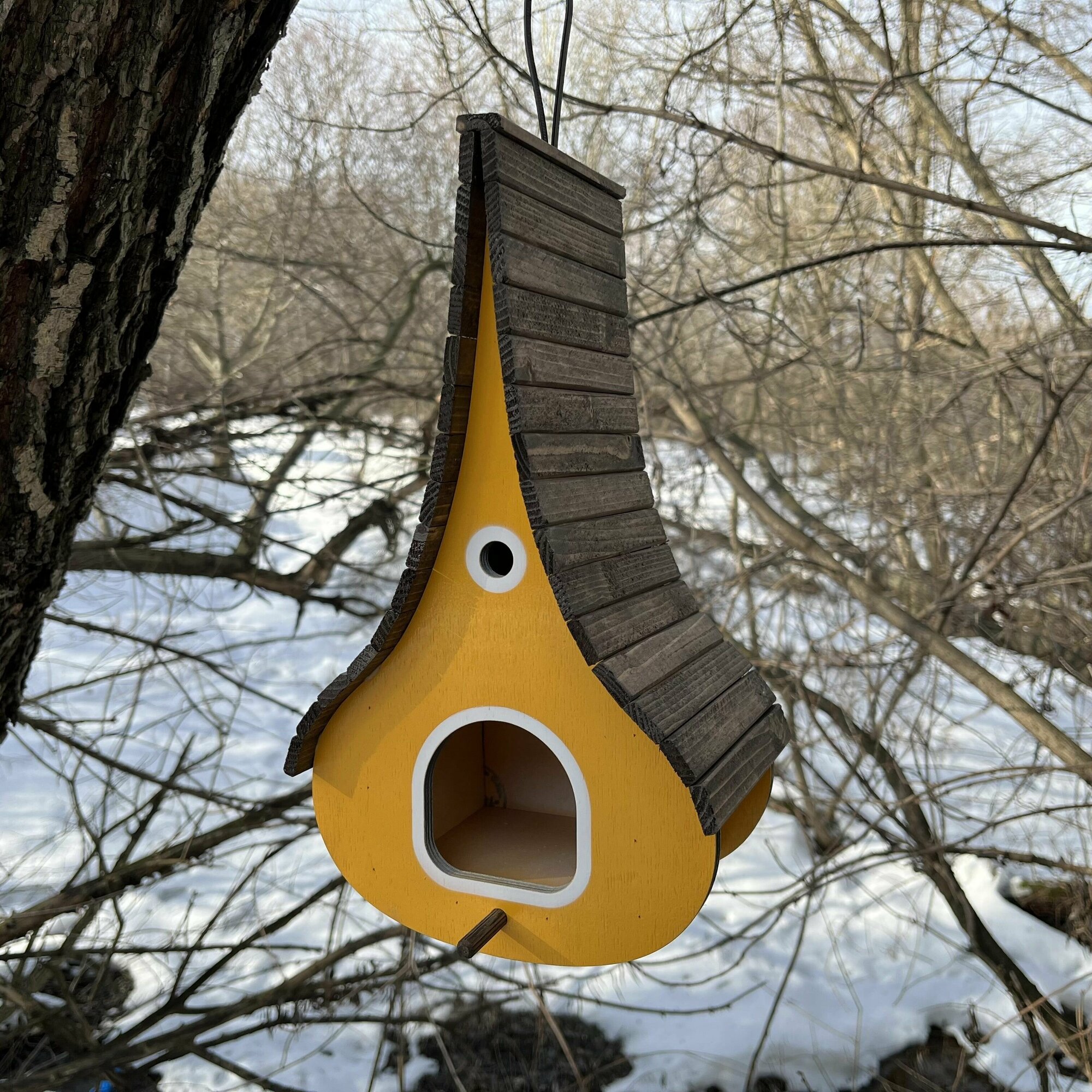 Деревянный скворечник для птиц PinePeak / Кормушка для птиц подвесная для дачи и сада, 340х200х150мм - фотография № 4