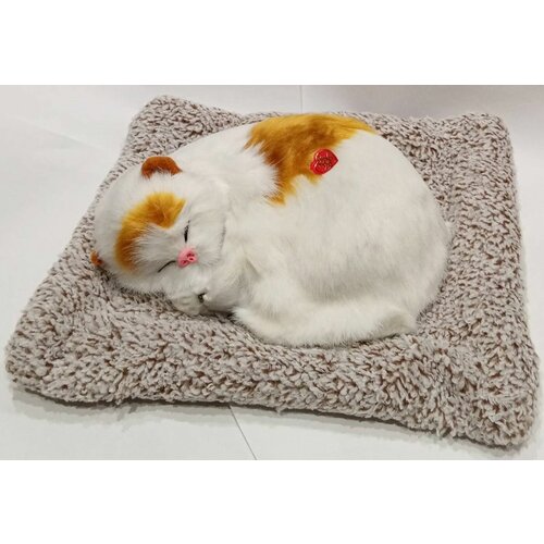 Мягкая игрушка *Кошечка спящая на коврике, мяукающая*, 28см. х19см.