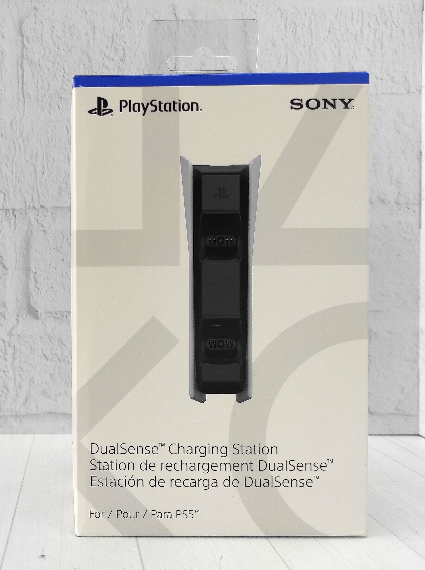 Sony зарядная станция DualSense на два геймпада для PS5, белый/черный, 1 шт. - фотография № 20