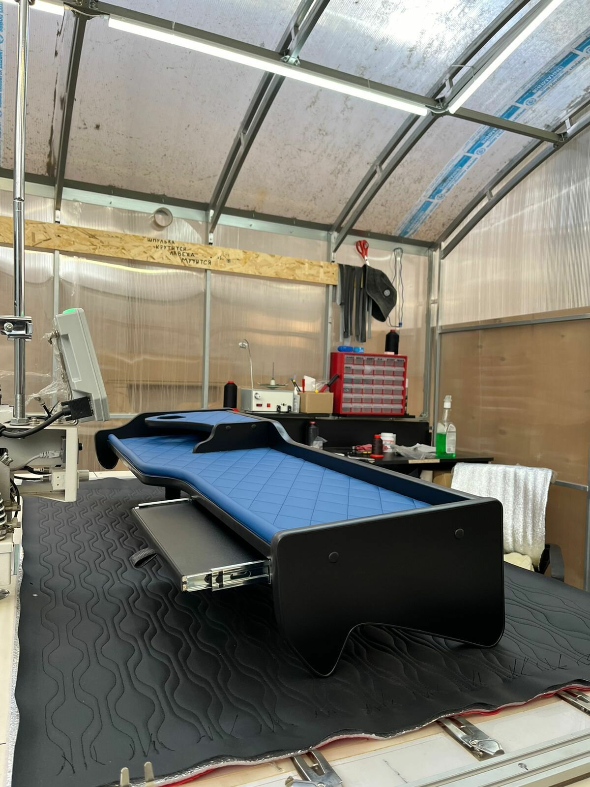 фото Стол на торпедо для Mаз Евро с подстаканником Синяя экокожа Синий ромб