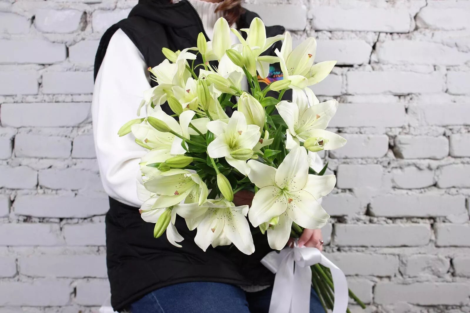 Букет 9 белых лилий азия