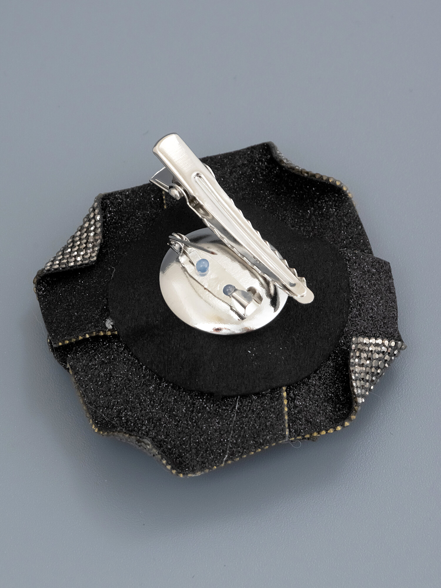 Брошь ЖемАрт, кристалл, 1 шт., черный/серебристый — фото 1