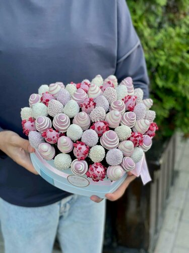 Изображение товара Коробка сердце с клубникой в белом и розовом, шоколаде, кокос, малина, белый рис, Princess 3, 26 см