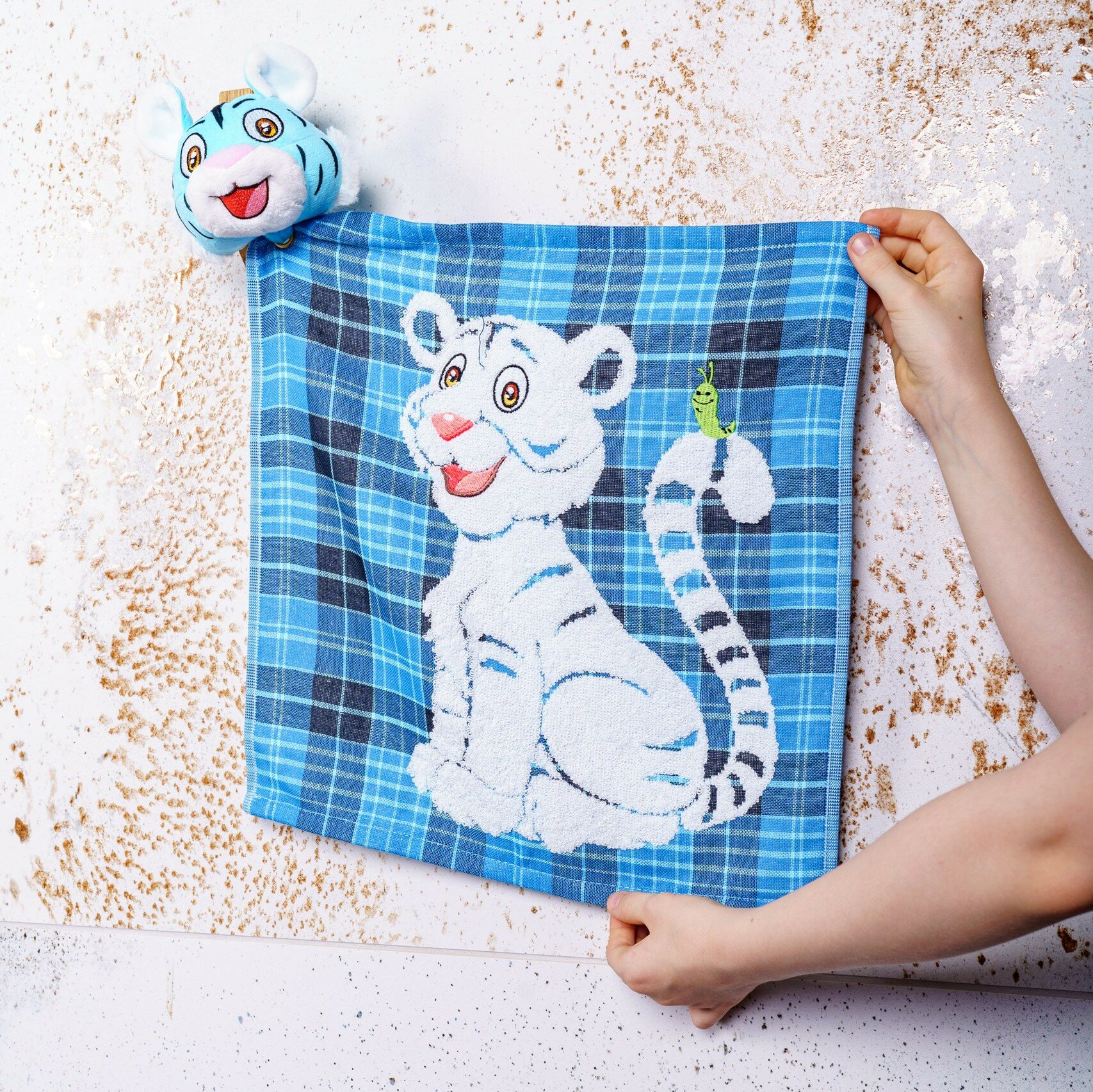 фото Детское полотенце для рук и лица с игрушкой тигр голубое