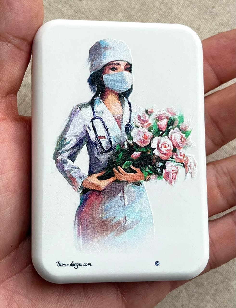 Подарок сувенир женщине врачу, медсестре, медику - внешний беспроводной магнитный аккумулятор (паувербанк) для I Phone с принтом "Врач" (женщина врач с цветами). — фото 1