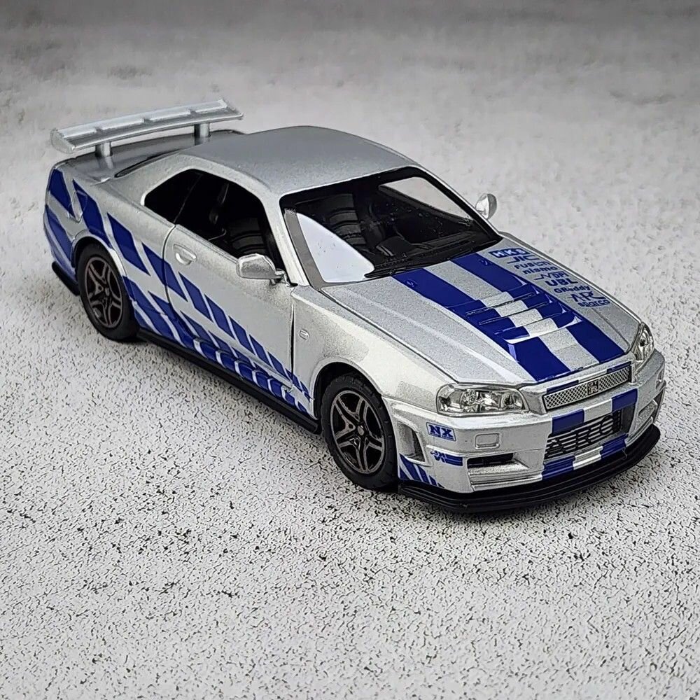 Машинка Nissan GTR34 в масштабе 1:32 из сплава со звуком и светом, коллекционная игрушка в подарочной коробке на подставке!