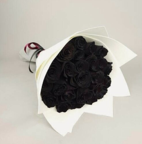 Изображение товара Букет живых цветов "Black Roses" NURA FLOWERS, 25 чёрных роз, высота 50 см, в белой упаковке