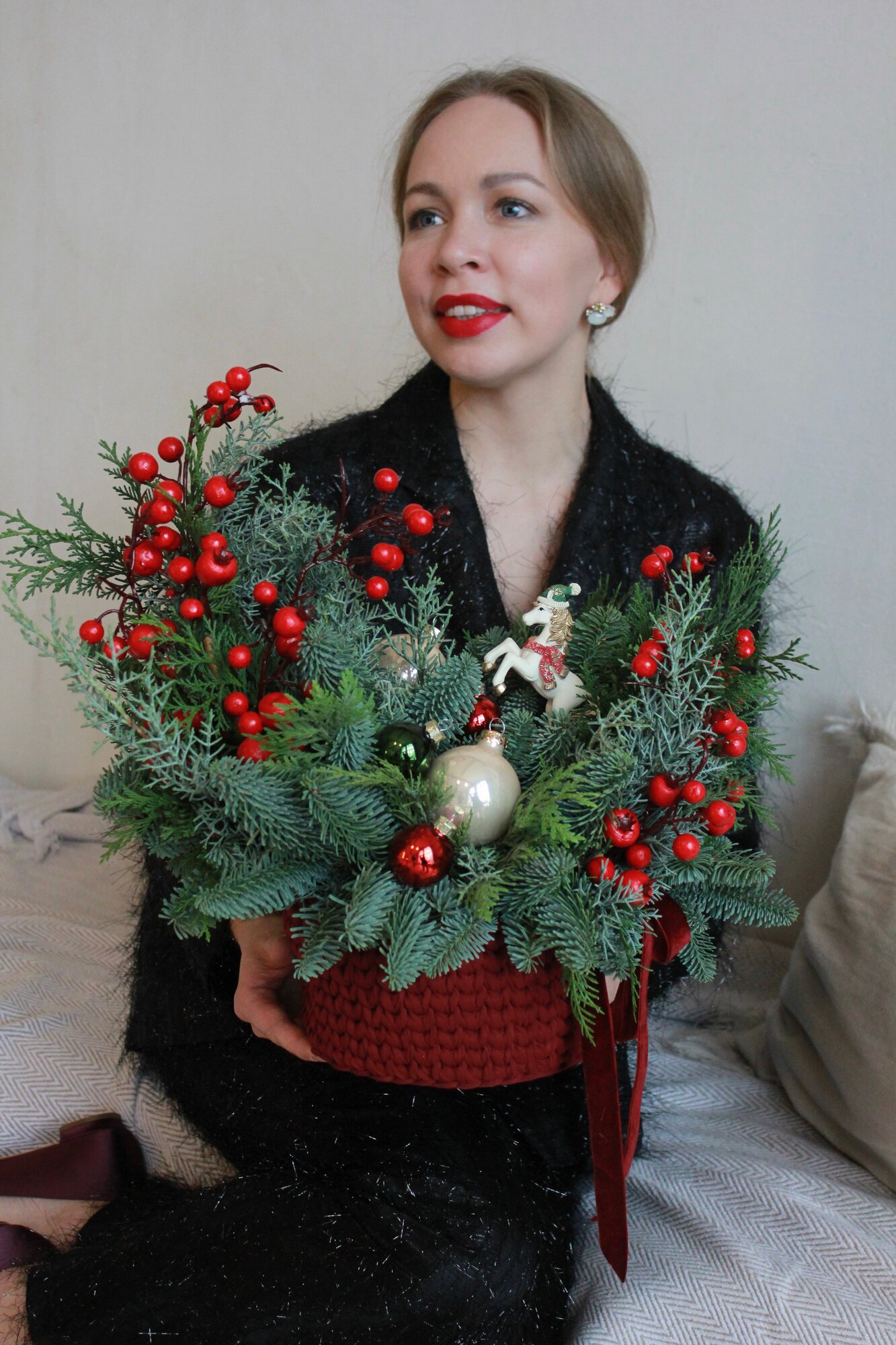 Композиция из живой хвои Символ 2026 года в корзинке ручной работы