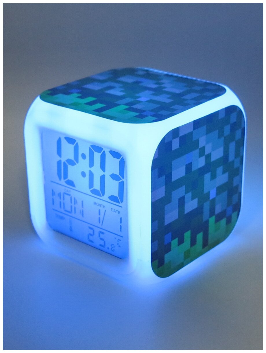 Часы-будильник Блок земли пиксельные с подсветкой - фотография № 4