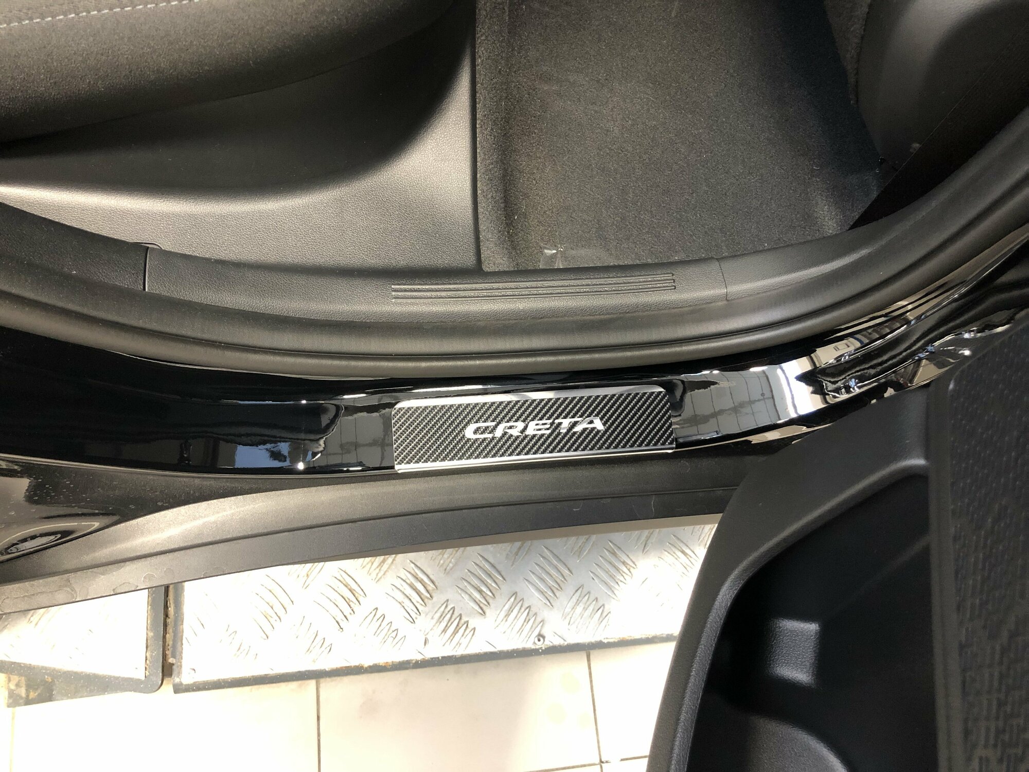Накладки на пороги из нержавеющей стали+карбон для Hyundai Creta (2021-н. в.) комплект 4 шт. — фото 11