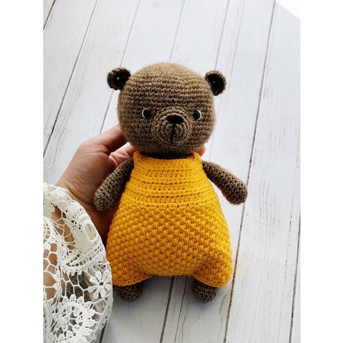 Игрушка вязанная ручной работы Медвежонок в комбинезоне, 20 см.