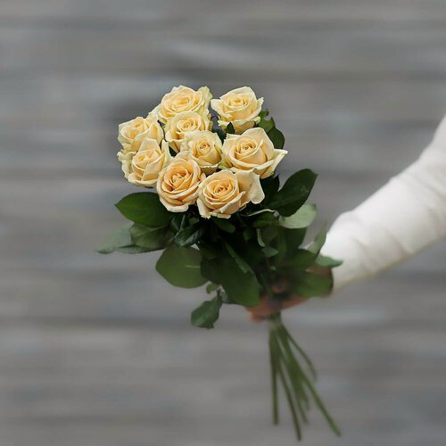 Изображение товара Букет живых цветов из 9 кремовых роз (Россия) с лентой 60 см