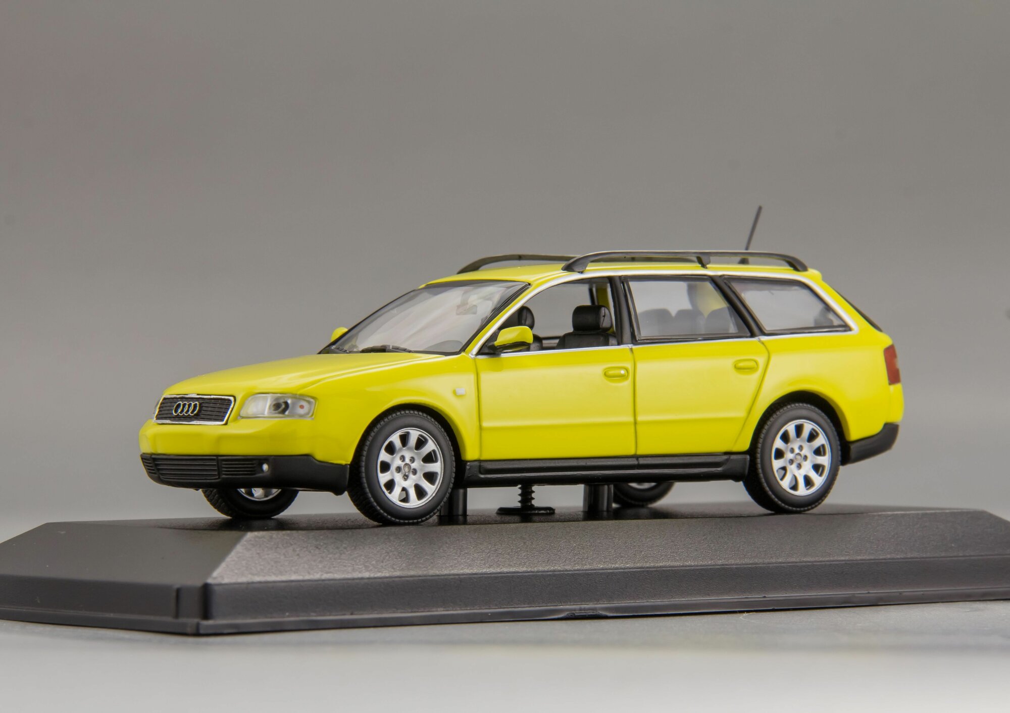 Коллекционная масштабная модель 1:43 Audi A6 Avant - 1997 от Maxichamps — фото 1