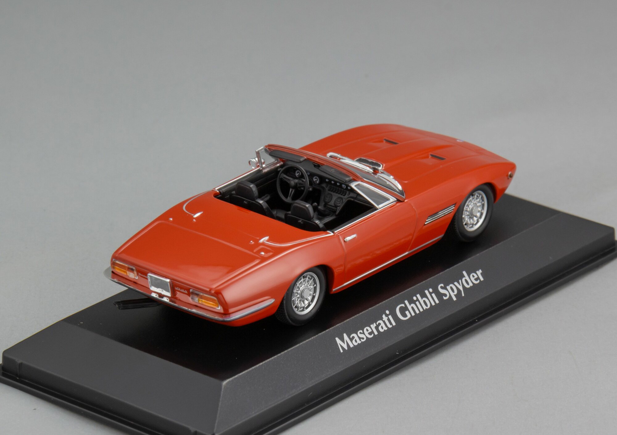 Коллекционная масштабная модель 1:43 Maserati Ghbli Spyder – 1969 от Maxichamps — фото 1