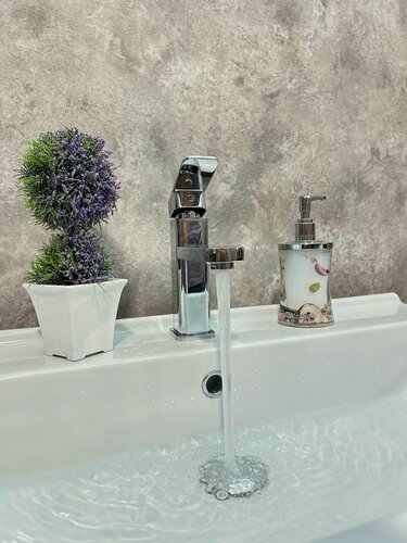 Изображение товара Смеситель для раковины из латуни цветом хром H10001 от бренда Hansen