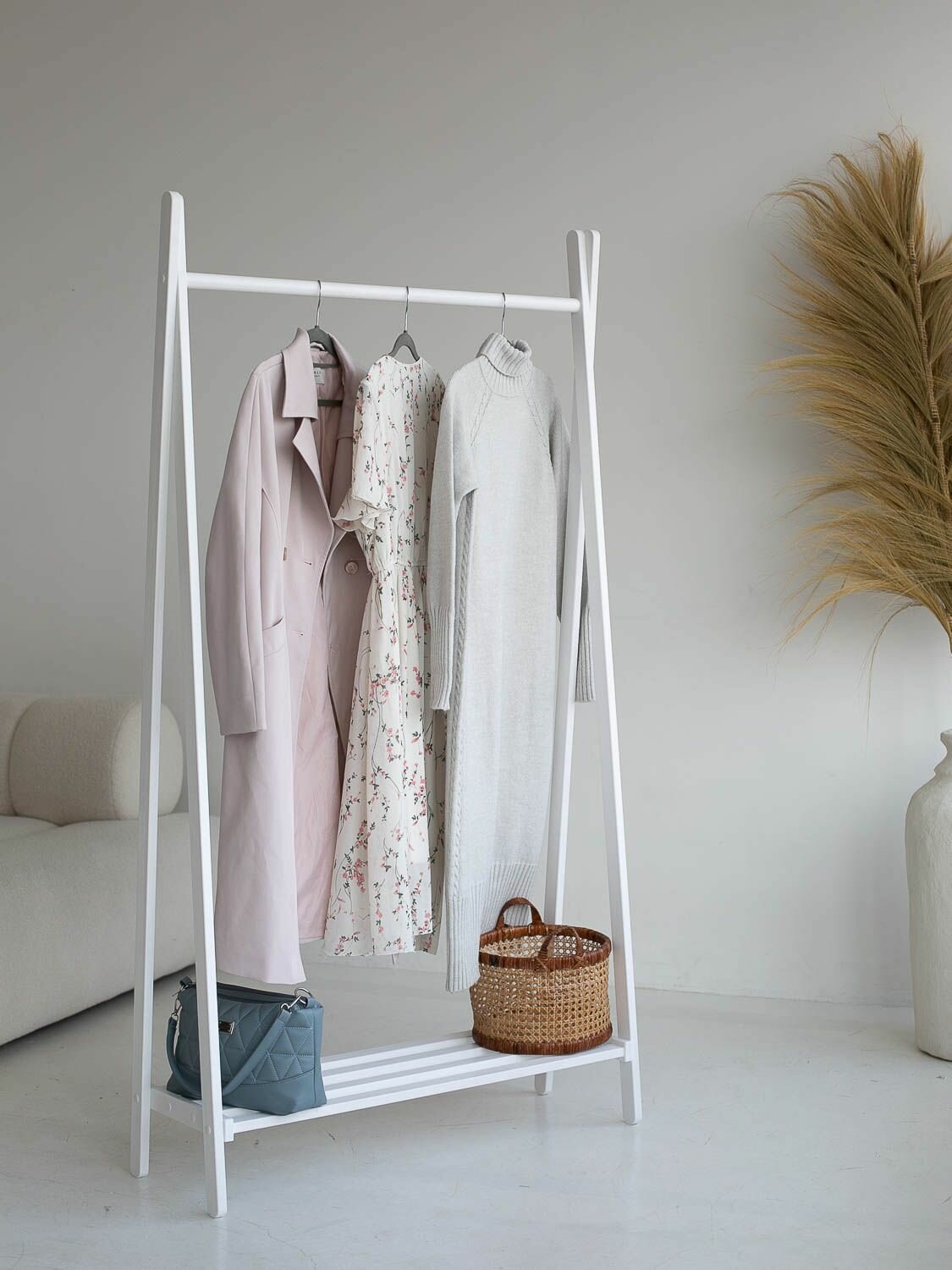 Вешалка - рейл напольная для одежды, деревянная, белая 175*95