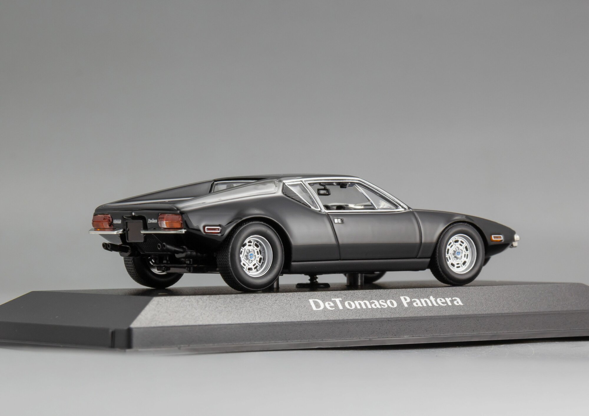 Масштабная модель De Tomaso Pantera - 1974 масштаб 1:43 от MAXICHAMPS — фото 1