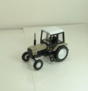 Масштабная модель "МОМ" Трактор МТЗ-82 "Люкс-2" (металл) золотой песок/черный, 1:43
