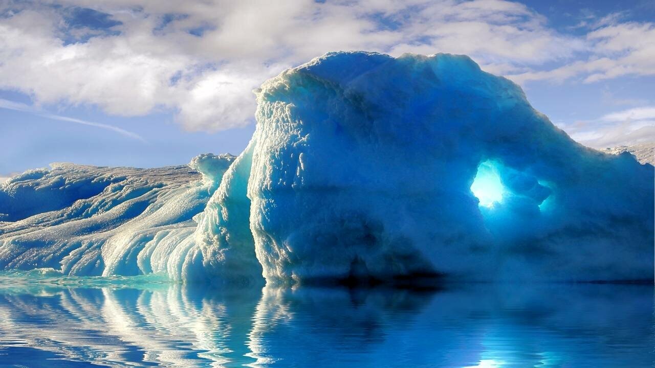 Картина на холсте 60x110 LinxOne "Большой голубой айсберг в воде" интерьерная для дома / на стену / на кухню / с подрамником