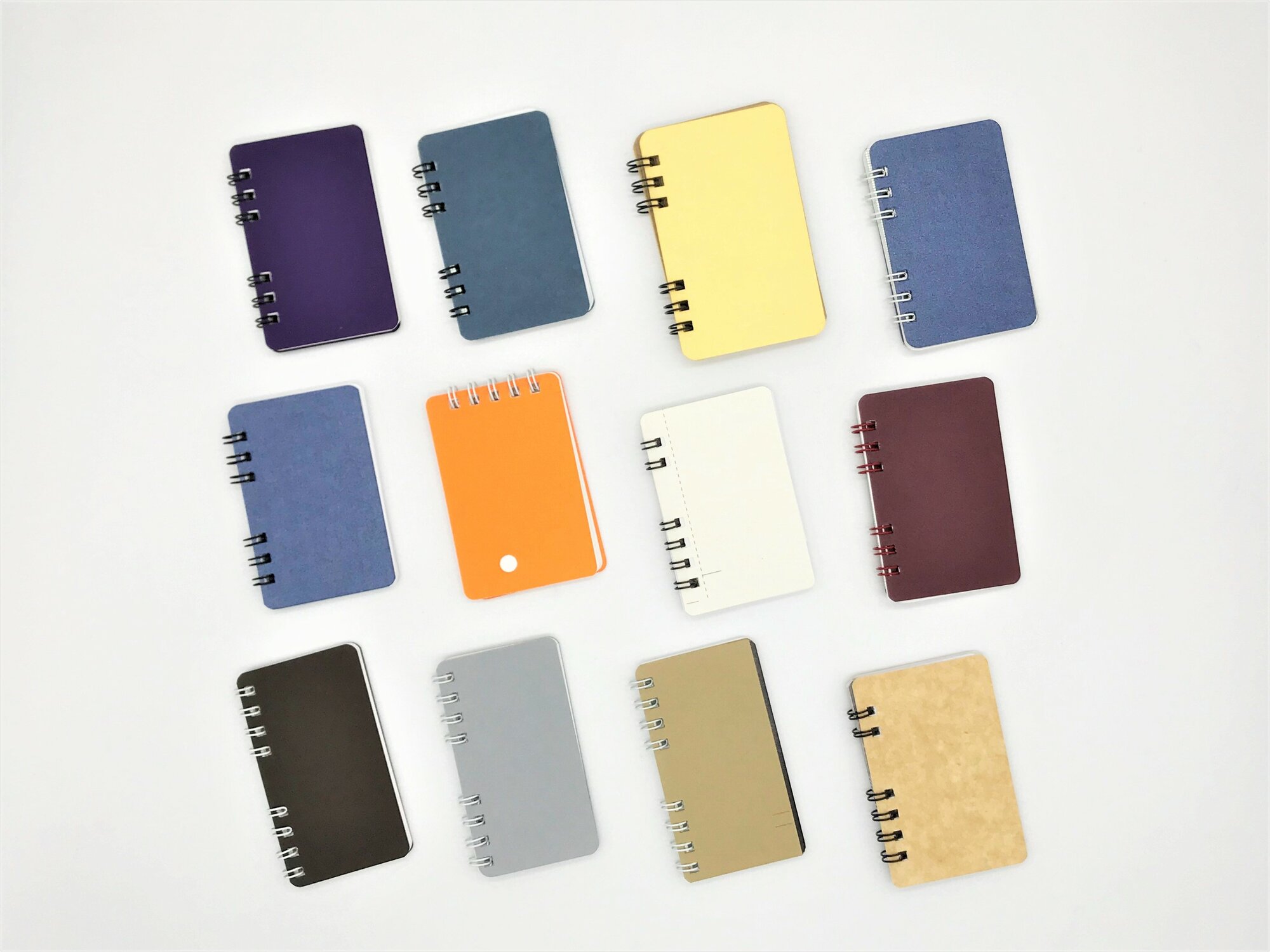 Набор из 20 мини-блокнотиков Экопад "Colors", из обрезков бумаги и пружины. Цветные обложки. Формат визитки.
