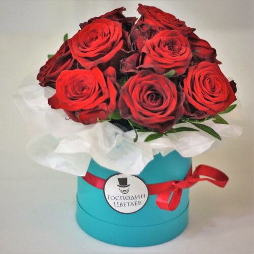 Ароматный дизайнерский букет свежих цветов из 11 алых роз в шляпной коробке "Комплимент"