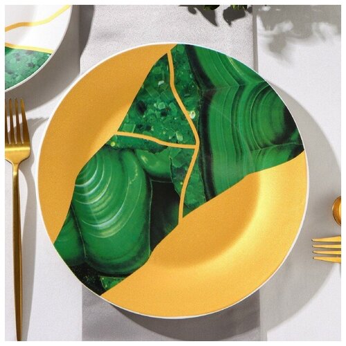Тарелка фарфоровая обеденная Доляна «Малахитовая шкатулка», d=25 см, цвет зелёный