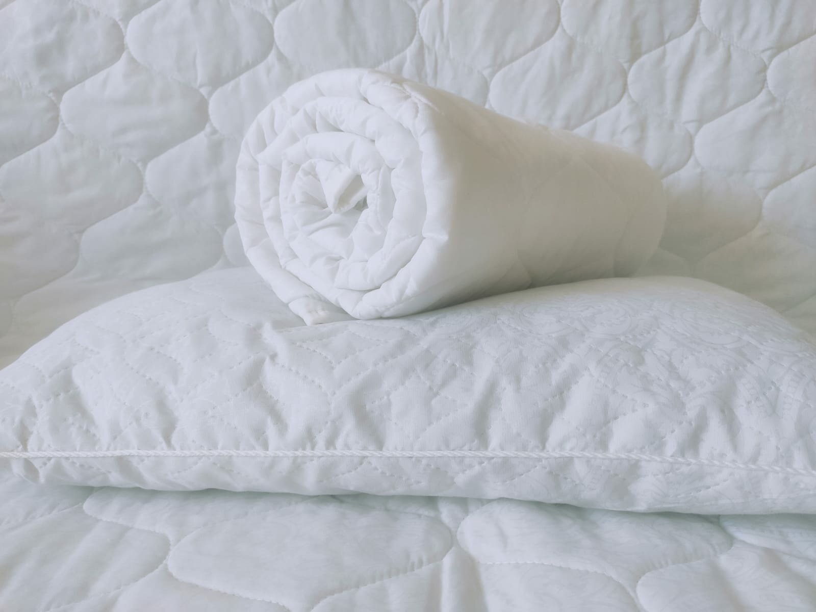 Комплект в детскую кроватку из 3х предметов: наматрасник, одеяло, подушка.