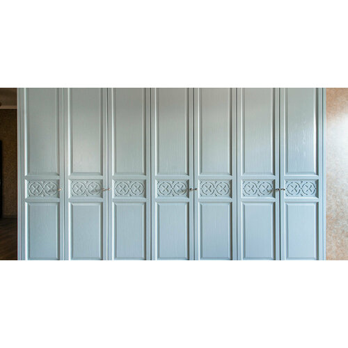 Встроенный голубой распашной шкаф с красивым фасадом