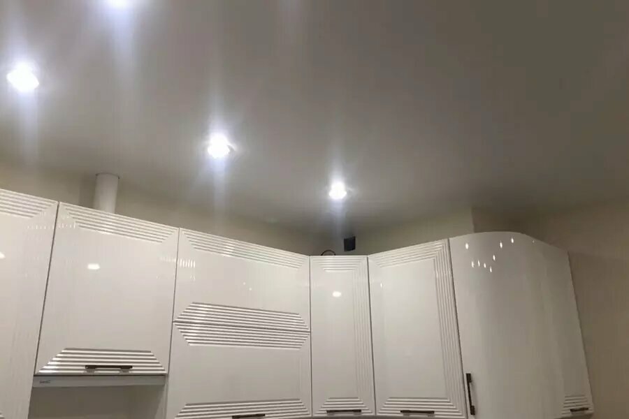 Натяжные потолки пвх на кухне