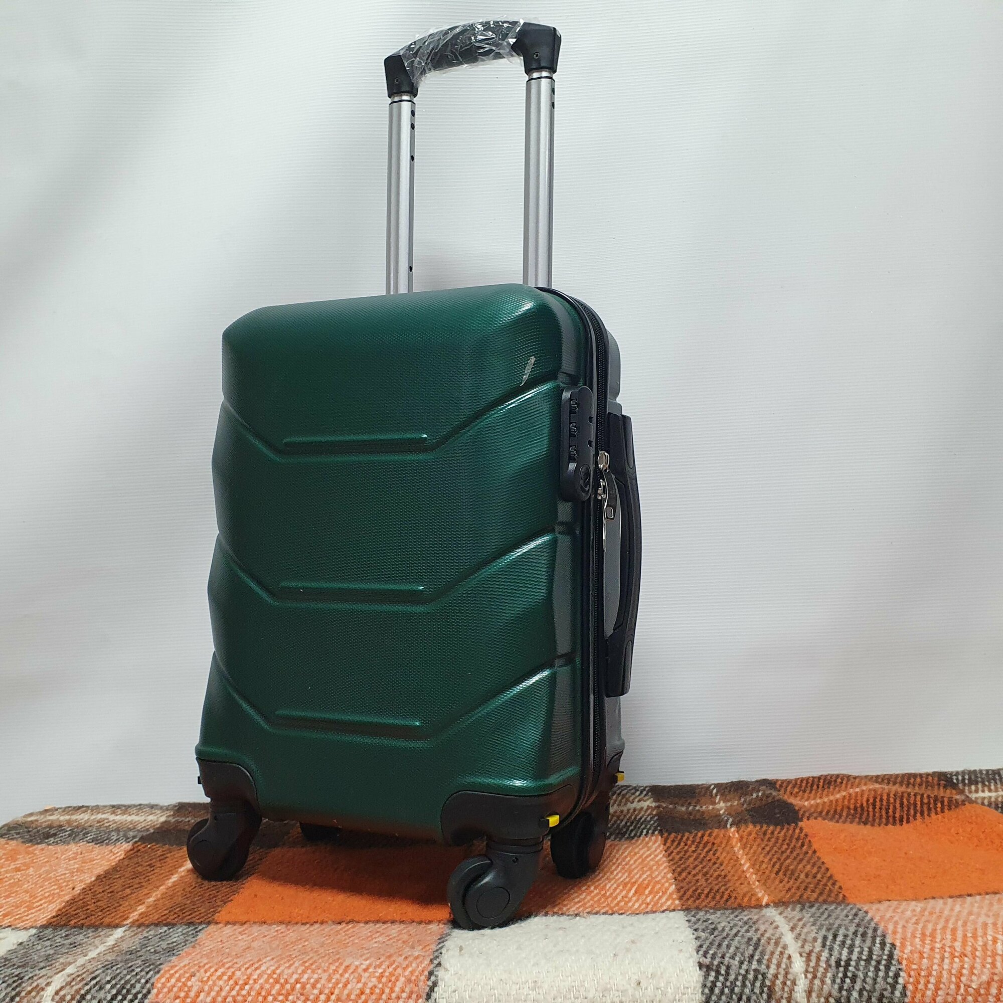 фото Чемодан на колесах 40х30х20 победа, Пластиковый дорожный чемодан для багажа в самолет