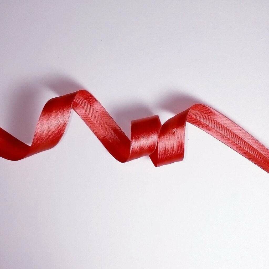 Косая бейка атласная красная ширина 15мм, длина 5 метров, полиэстер