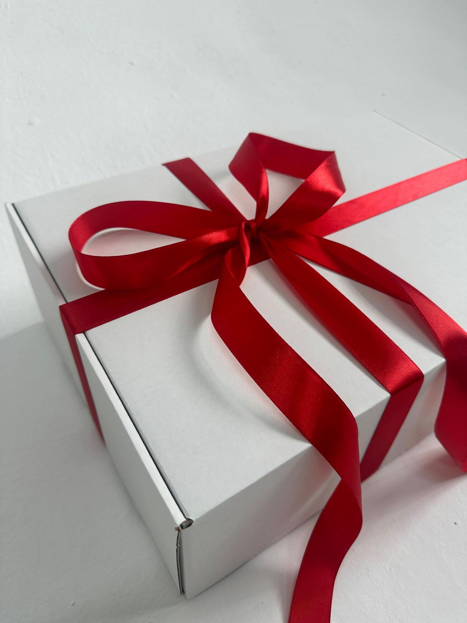 Белая подарочная коробка GILEV 37х26х12см с наполнителем и красной лентой