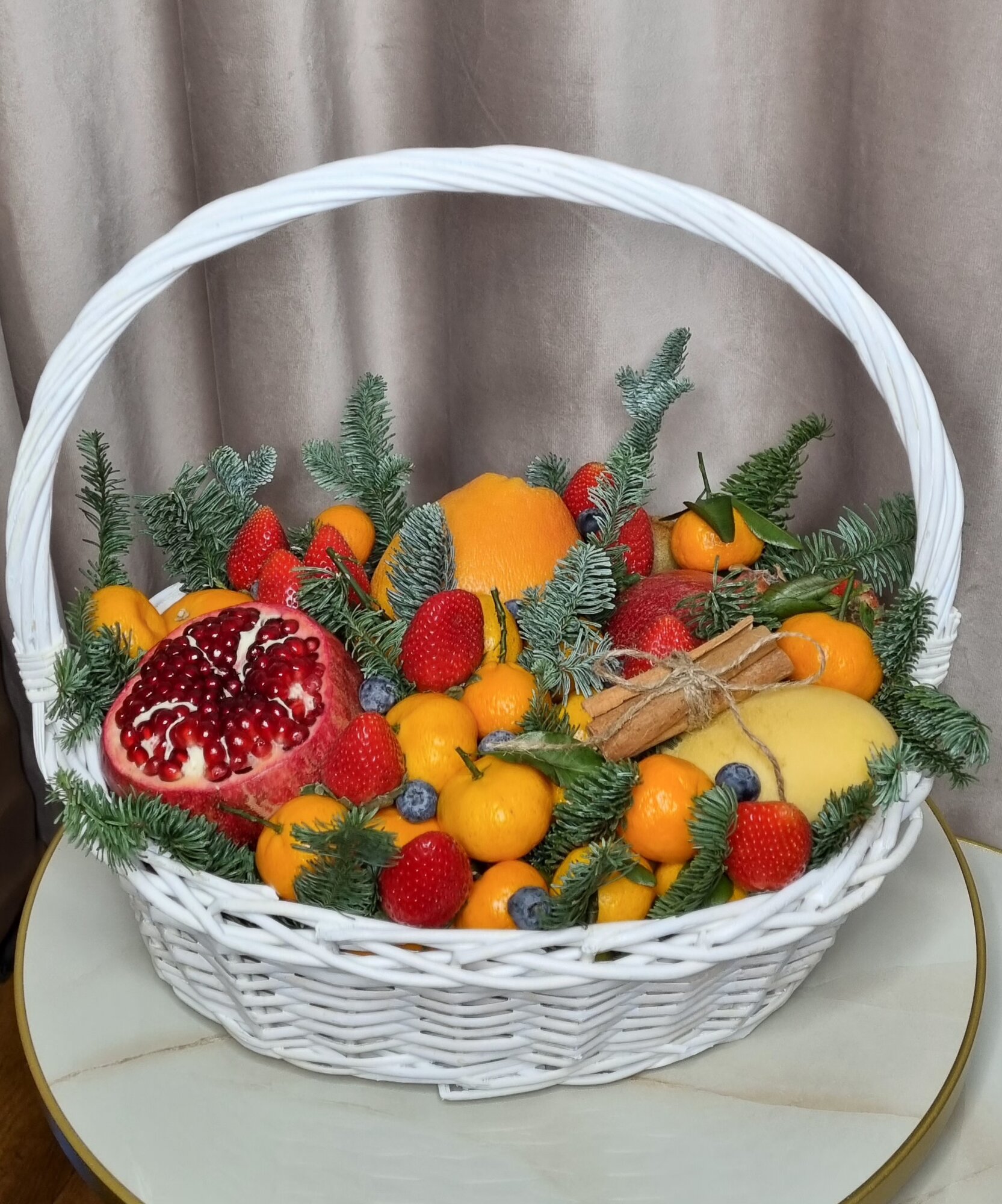 Корзина с фруктами и нобилисом в размере "L" подарок на новый год близким коллеге маме жене сестре мужу брату