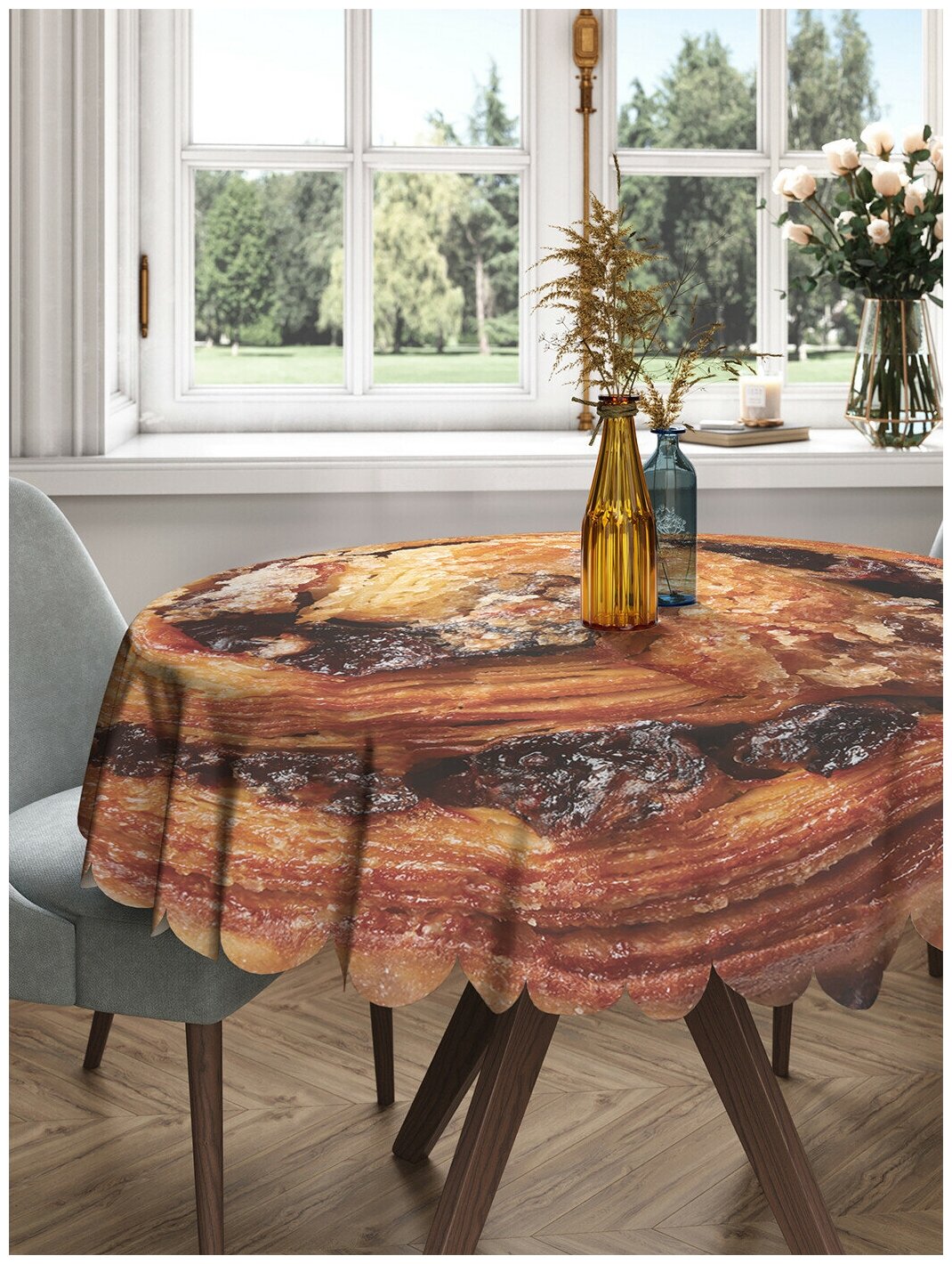 Круглая скатерть на кухонный и праздничный стол JoyArty "Улитка с изюмом" из сатена, диаметр 150 см