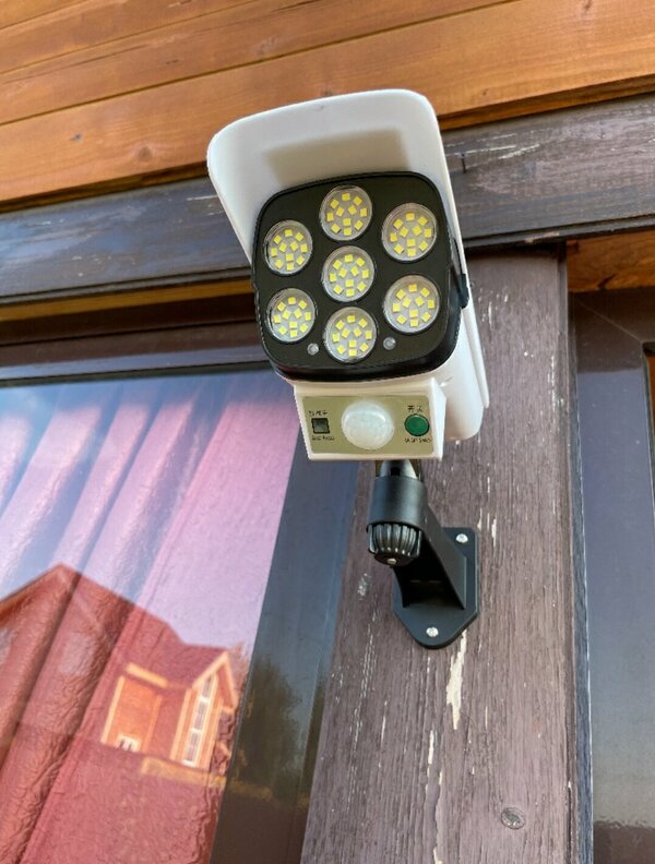 Прожектор уличный на солнечной батарее С датчиком движения/ муляж камеры видеонаблюдения / светильник - прожектор