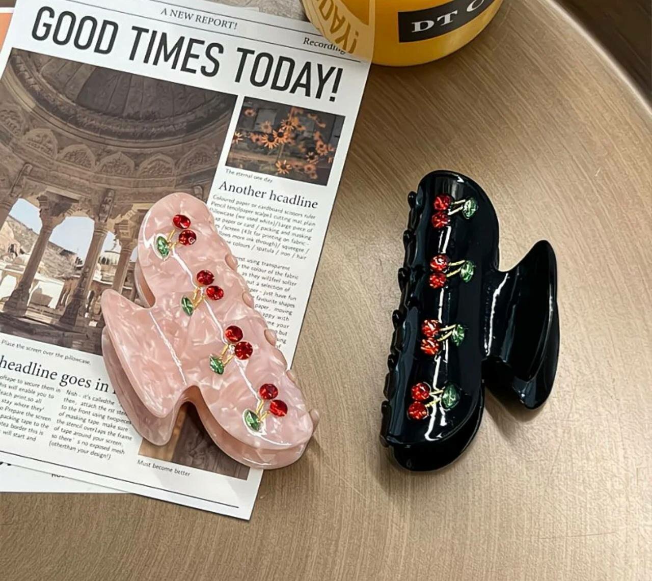 Заколка-краб «Вишня» это стильный аксессуар, который придаст образу легкость и женственность. Белый — фото 1