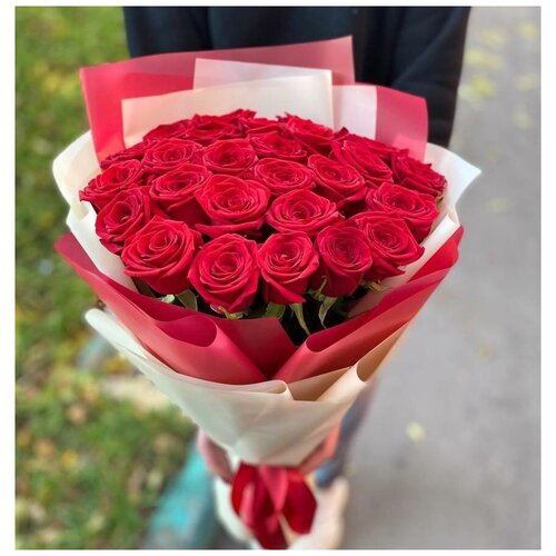 25 красных роз в дизайнерской упаковке/арт.10125/ Радуга Букет