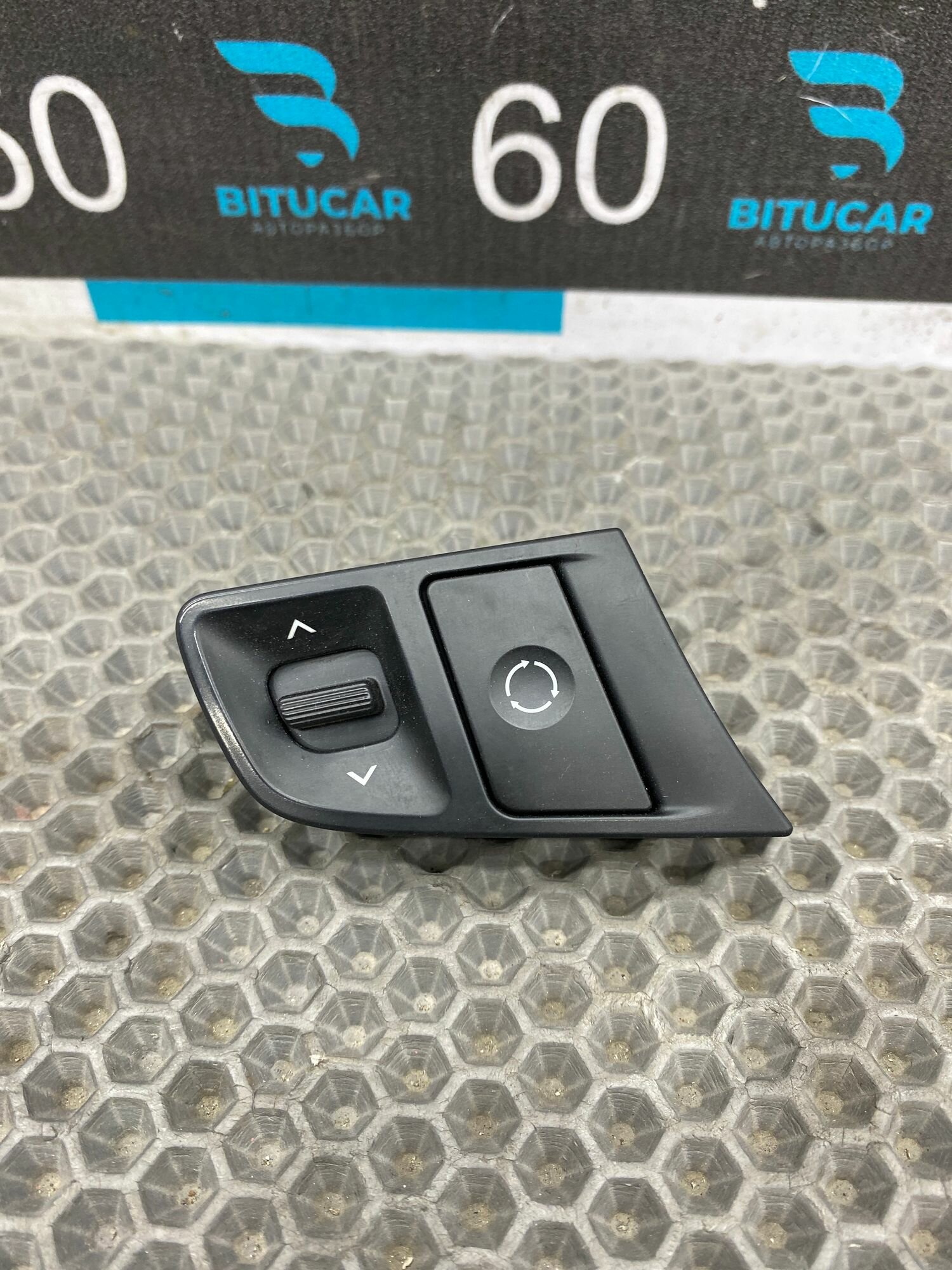 Кнопки на руле Kia Venga I 2013