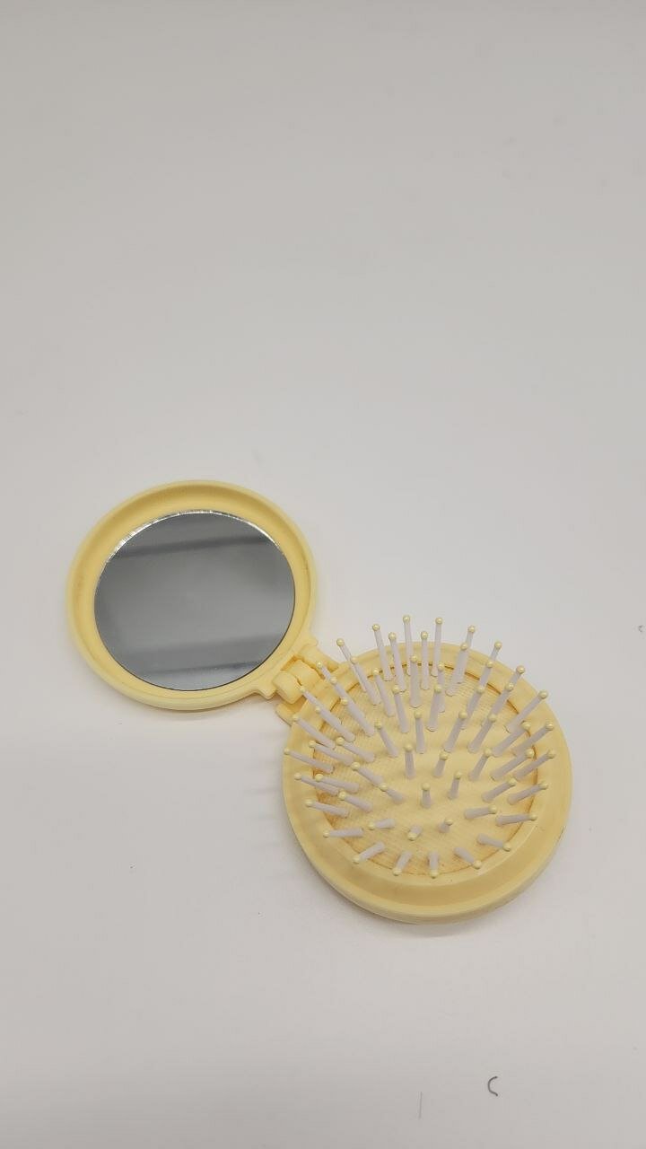 Складная расческа с зеркалом разных цветов — удобный аксессуар для девушек. — фото 1