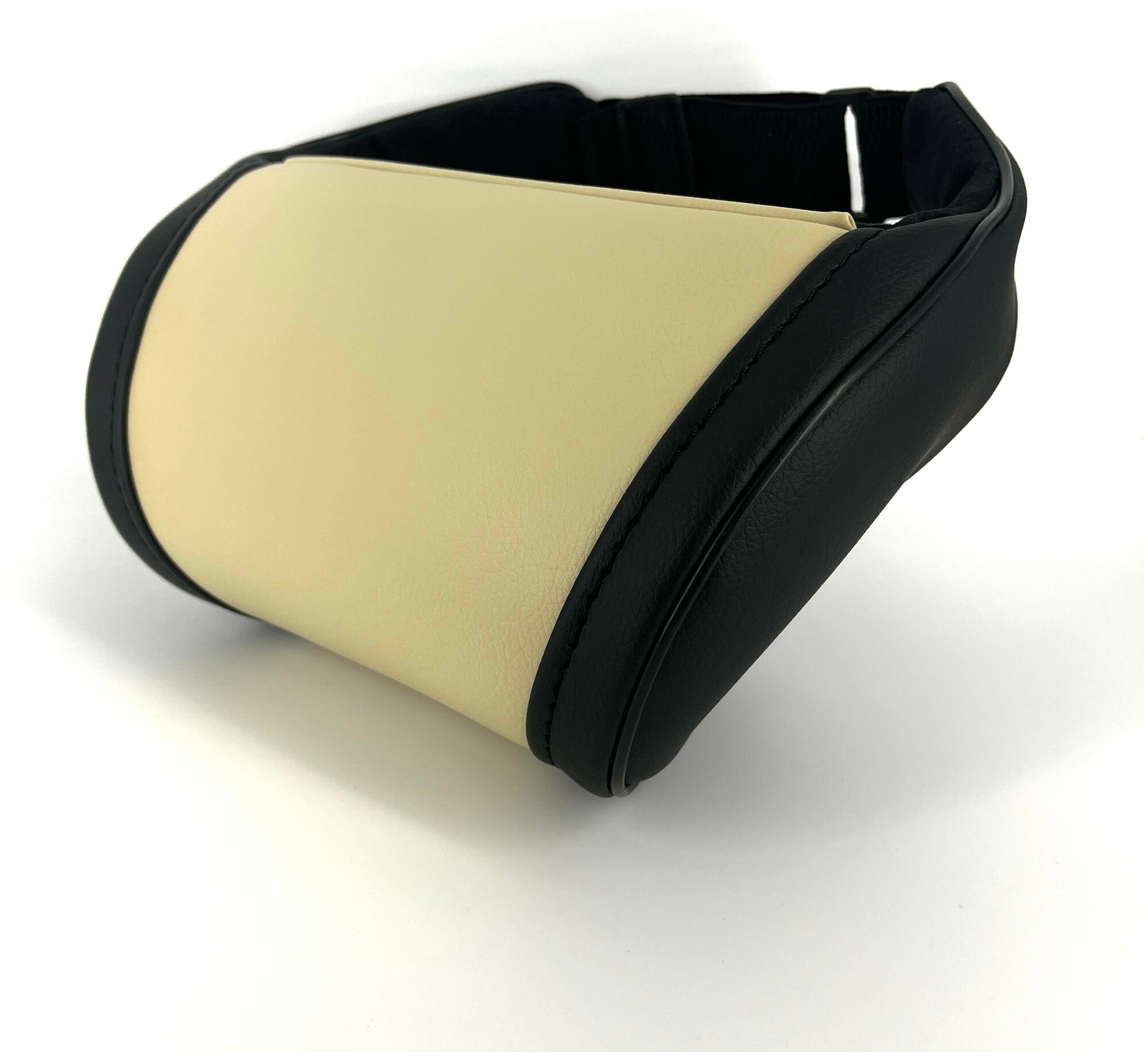 Бежевая автомобильная ортопедическая подушка для шеи на подголовник на сиденье с боками черного цвета. Экокожа премиум класса.