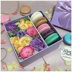 Букет с цветами и макарунами в коробочке - Феерия