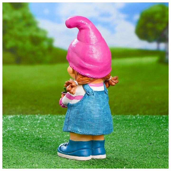 Фигура садовая "Девочка-гном с цветочком" 32 см Без бренда - фото №3