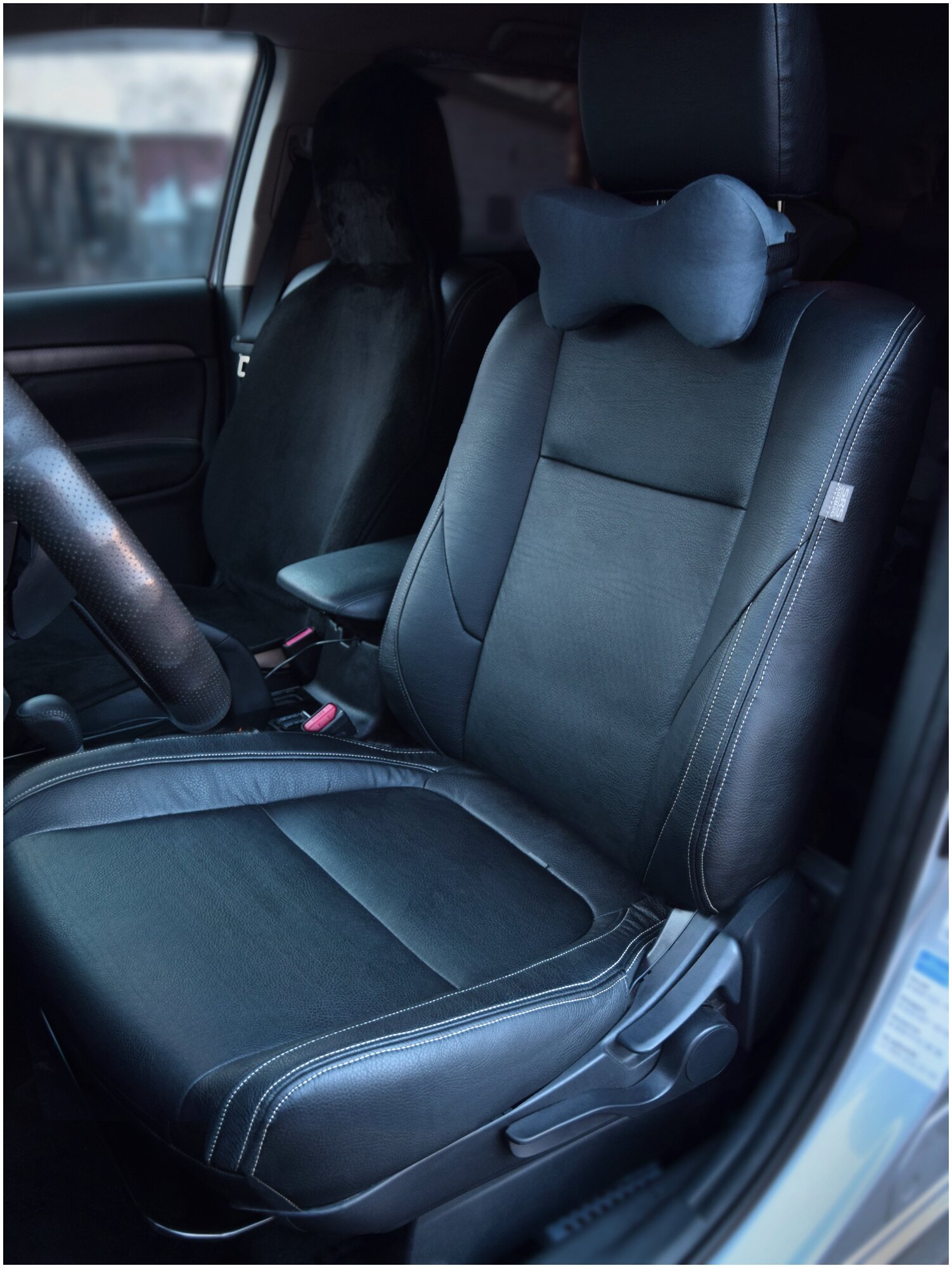 Ортопедическая подушка косточка под голову и шею на водительское кресло Smart Textile "автомобильная" с лузгой гречихи. Цвет Серый
