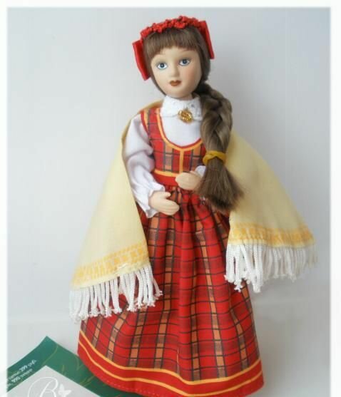 Кукла коллекционная в латышском праздничном костюме
