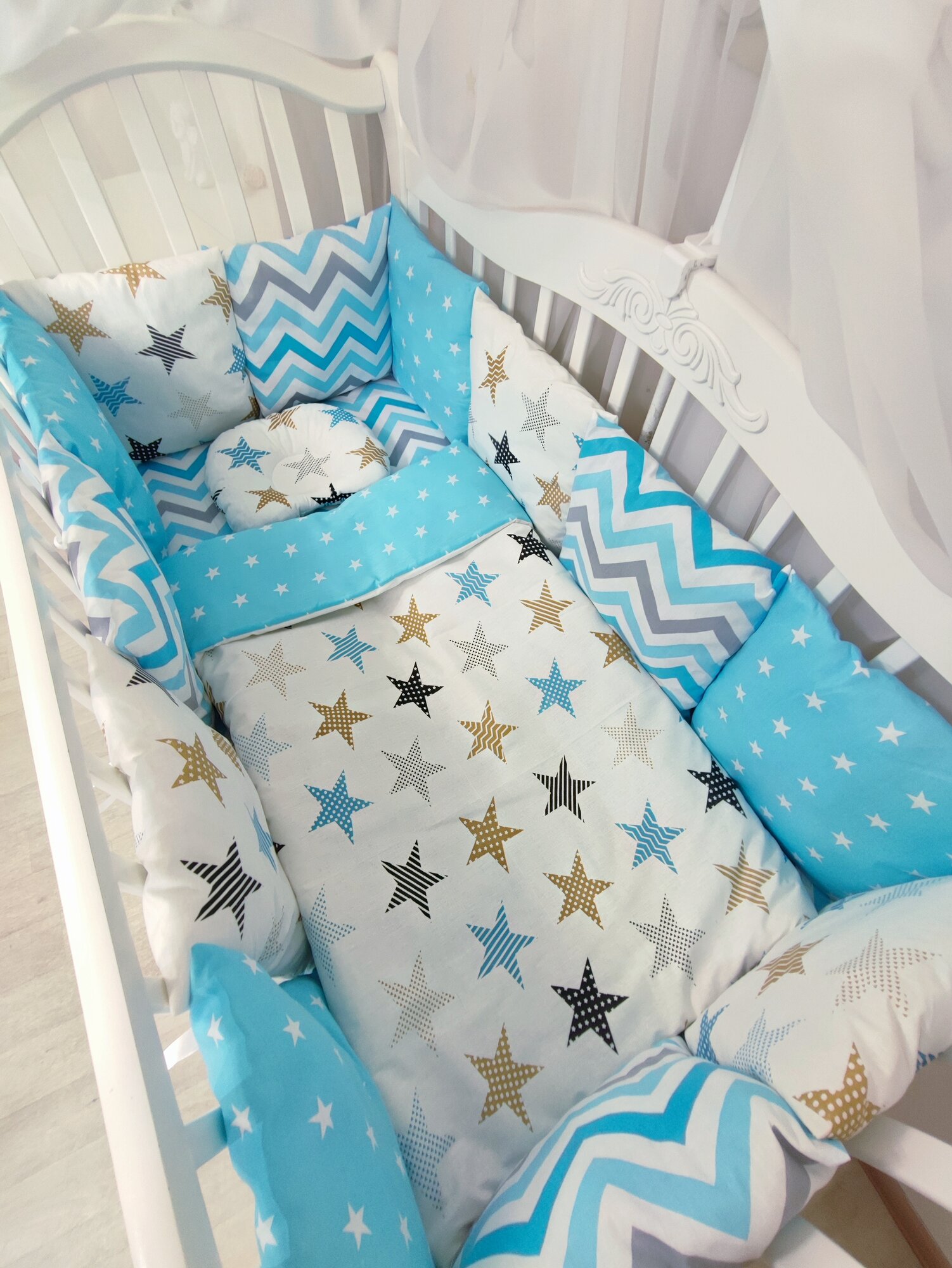 Комплект бортиков в кроватку из 15 предметов Mamdis для новорожденных и малышей бело-голубой