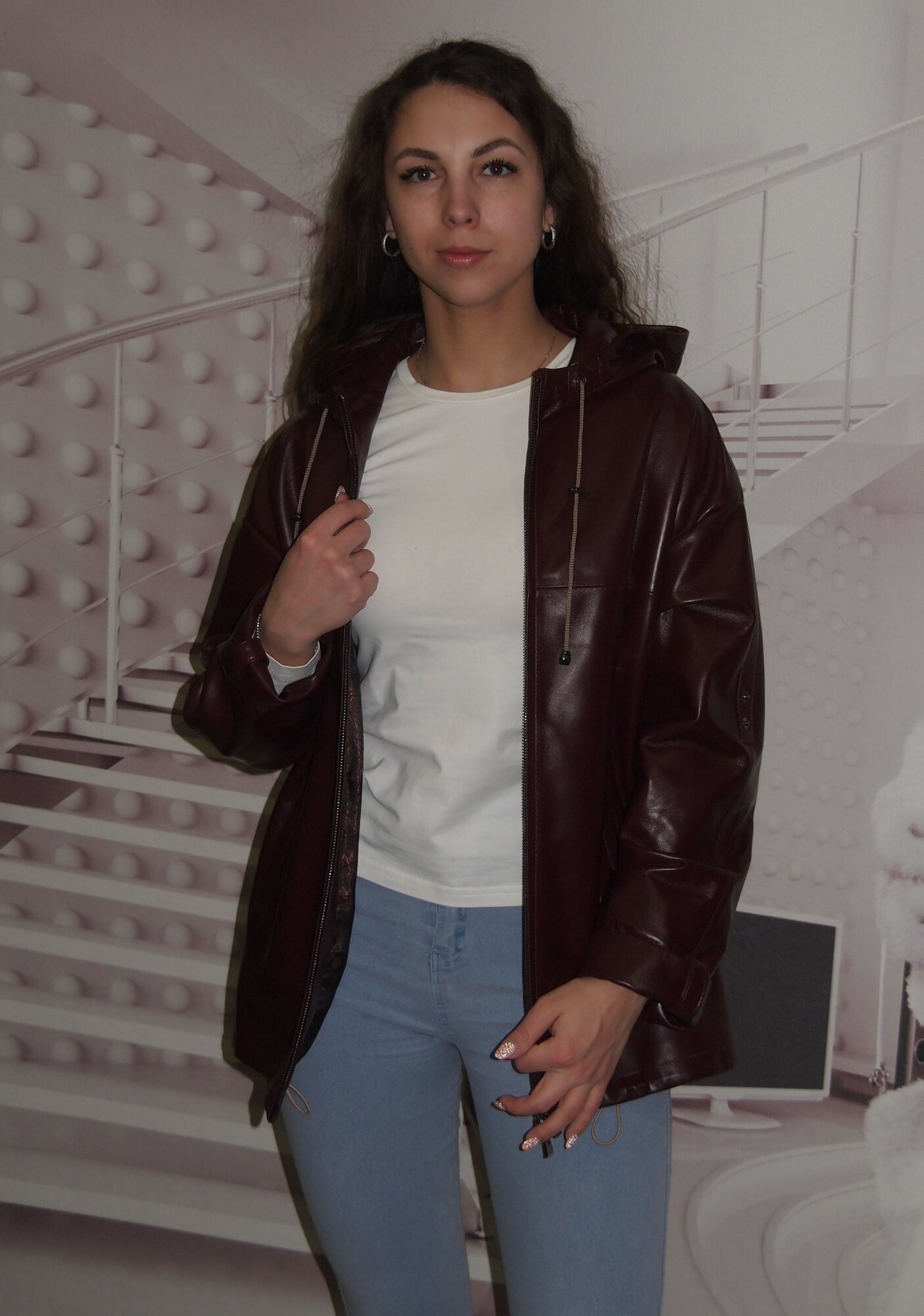 фото 3012 Женская кожаная куртка , удлиненная с капюшоном