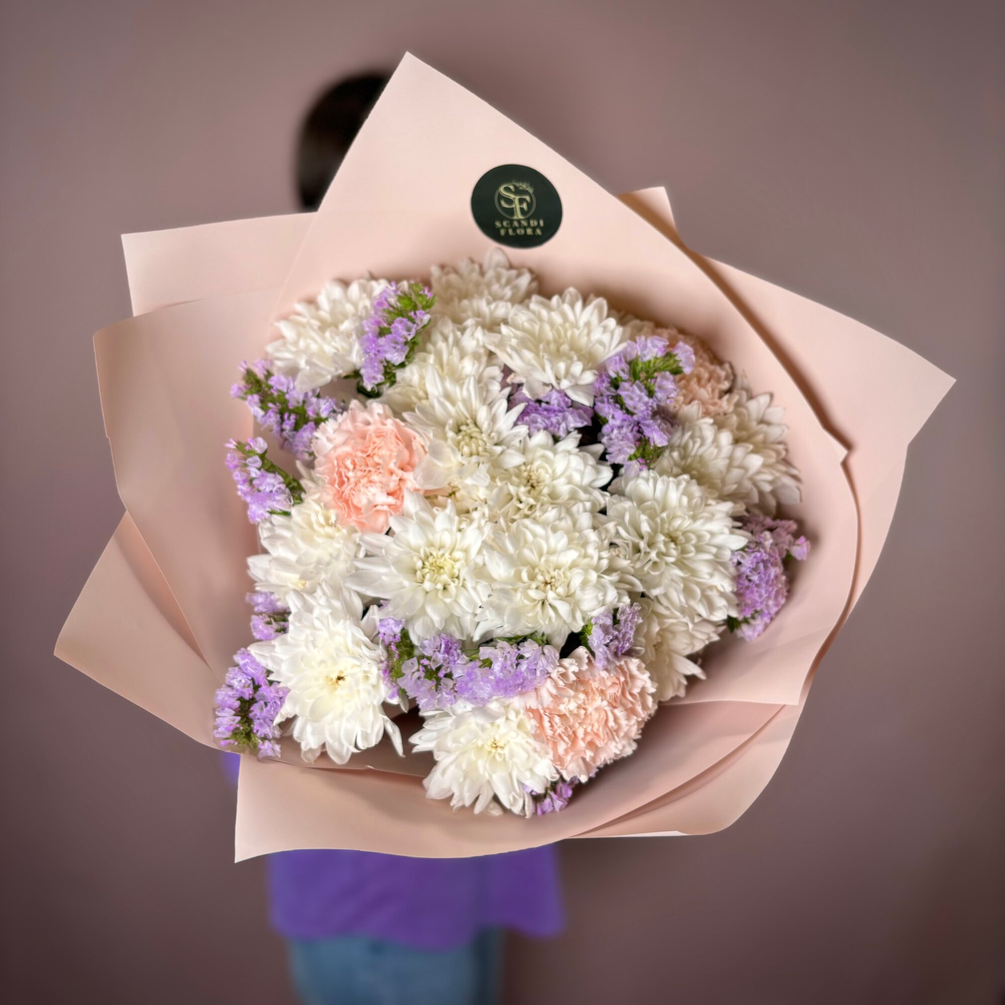 Букет живых цветов из хризантем и диантусов. Букет Scandi Flora 111